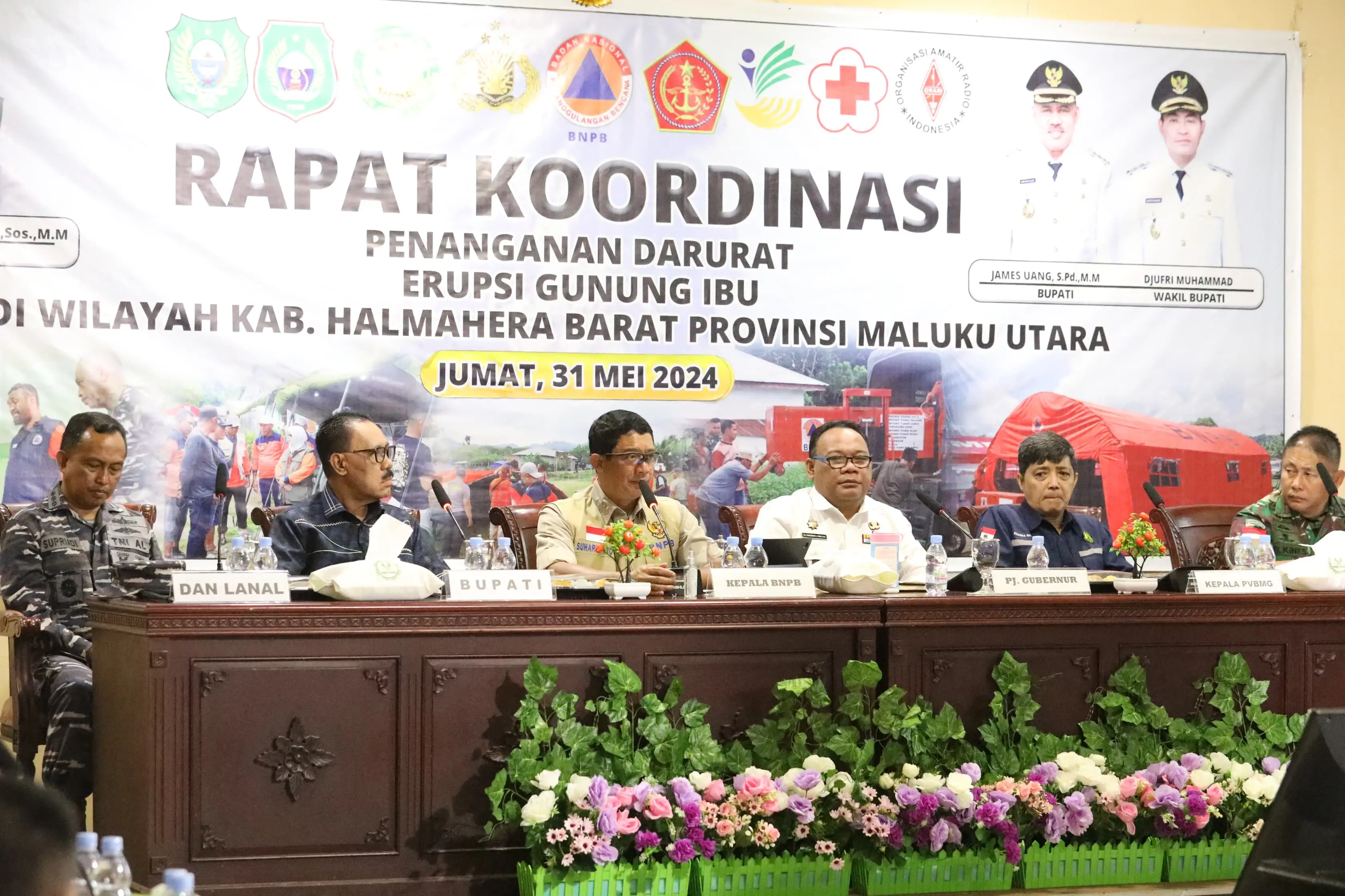 Kepala BNPB Letjen TNI Suharyanto, S. Sos., M.M (menggunakan rompi) saat memimpin Rapat Koordinasi Penanganan Darurat Bencana Erupsi Gunungapi Ibu di Kantor Bupati Halmahera Barat, Maluku Utara pada Jumat (31/5).